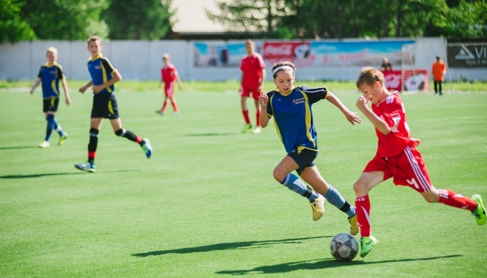 детский спорт, дети играют в футбол